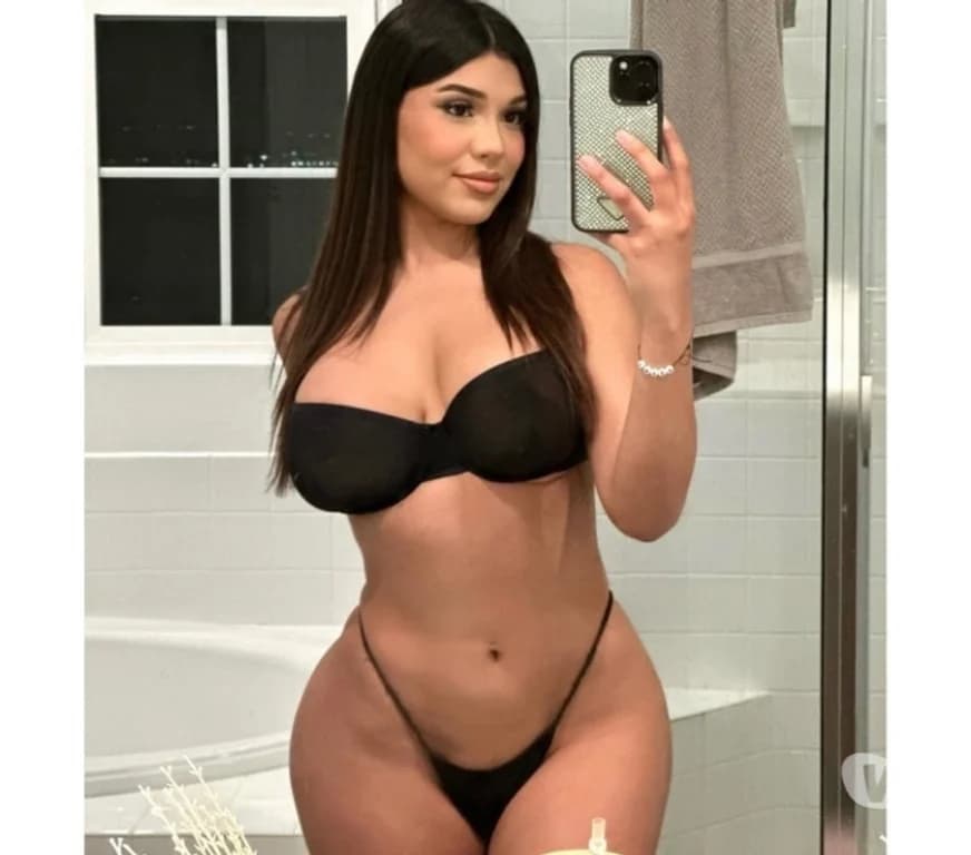 Confident girl with beautiful curves π©·β¨